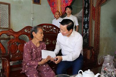 Bộ trưởng Trần Hồng Hà thăm và tri ân Mẹ Việt Nam Anh hùng