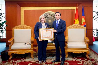 Bộ trưởng Trần Hồng Hà trao Kỷ niệm chương Vì sự nghiệp Tài nguyên và Môi trường cho lãnh đạo USAID Việt Nam