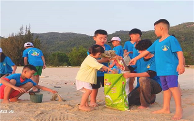 Các bạn nhỏ ở Khánh Hòa chung tay lượm rác bãi biển