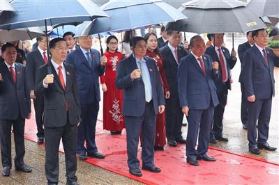 Các lãnh đạo Đảng, Nhà nước và đại biểu Quốc hội vào Lăng viếng Chủ tịch Hồ Chí Minh