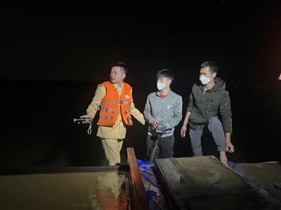 Cảnh sát ngăn chặn nhiều vụ khai thác cát trái phép trên sông