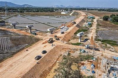 Cao tốc Bắc - Nam giai đoạn 2 vẫn vướng mặt bằng, thiếu cát đắp