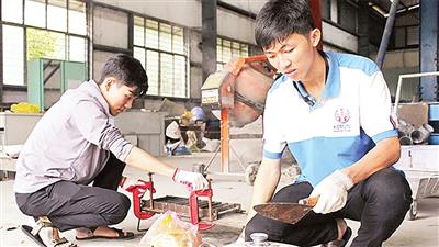 Cậu học trò Phạm Mạnh Ðình với nỗ lực thành công tái chế rác thải thành gạch