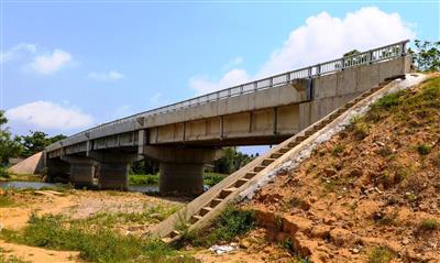 Cầu tiền tỷ xây xong nằm chờ… đường dẫn