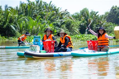 Chèo SUP vớt rác, giữ ‘màu xanh’ cho môi trường nước