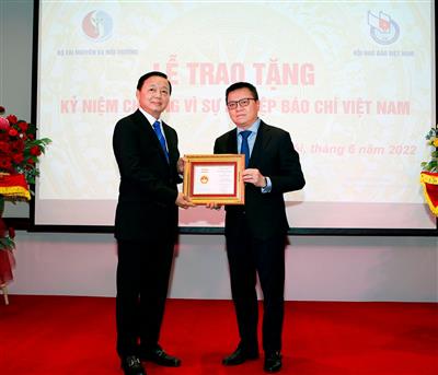 Chủ tịch Hội Nhà báo Việt Nam trao Kỷ niệm chương "Vì sự nghiệp báo chí Việt Nam"cho Bộ trưởng Trần Hồng Hà và Thứ trưởng Lê Công Thành