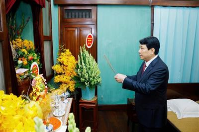 Chủ tịch nước Lương Cường dâng hương tưởng niệm Chủ tịch Hồ Chí Minh trong ngày đầu xuân mới