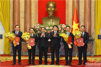 Chủ tịch nước Lương Cường trao quyết định bổ nhiệm các Phó Thủ tướng và Bộ trưởng