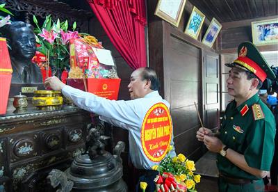 Chủ tịch nước Nguyễn Xuân Phúc dâng hương Thành cổ Quảng Trị và Khu lưu niệm Tổng Bí thư Lê Duẩn