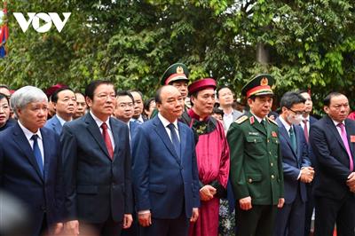 Chủ tịch nước Nguyễn Xuân Phúc dâng hương tưởng niệm các Vua Hùng