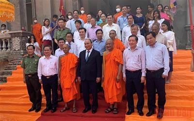 Chủ tịch nước Nguyễn Xuân Phúc thăm, chúc Tết đồng bào Khmer thành phố Cần Thơ