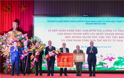 Chủ tịch nước Nguyễn Xuân Phúc trao danh hiệu Anh hùng cho Đoàn Thanh niên cứu quốc Thành Hoàng Diệu