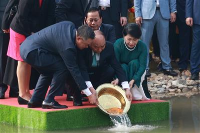 Chủ tịch nước và Phu nhân dâng hương, thả cá cùng kiều bào dự Xuân Quê hương