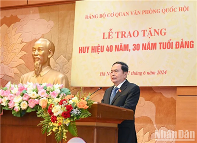 Chủ tịch Quốc hội Trần Thanh Mẫn dự Lễ trao tặng Huy hiệu 40 năm, 30 năm tuổi Đảng