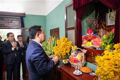 Chủ tịch Quốc hội Vương Đình Huệ dâng hương tưởng nhớ Chủ tịch Hồ Chí Minh
