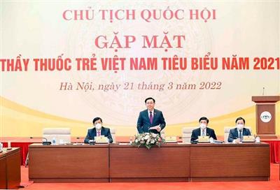 Chủ tịch Quốc hội Vương Đình Huệ gặp mặt thầy thuốc trẻ Việt Nam tiêu biểu năm 2021