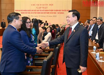 Chủ tịch Quốc hội Vương Đình Huệ gặp những người làm xuất bản tiêu biểu