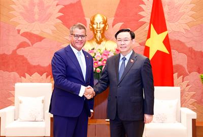 Chủ tịch Quốc hội Vương Đình Huệ tiếp Chủ tịch COP26