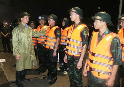 Chủ tịch UBND tỉnh Bắc Ninh kiểm tra đắp đê bối Đẩu Hàn ngay trong đêm để phòng chống lũ
