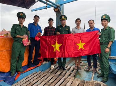 Chung tay làm sạch biển và tuyên truyền pháp luật cho ngư dân