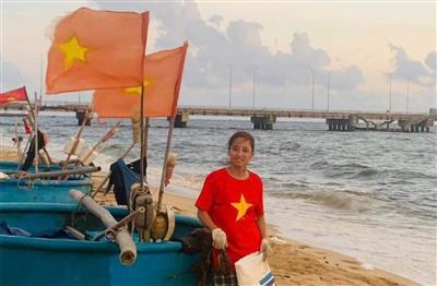 Cô gái Hà Nội yêu việc nhặt rác vì môi trường biển