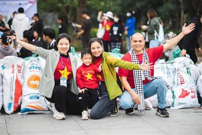 Cô gái “rủ” 16.000 người nhặt rác trong cùng một ngày