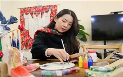 Cô gái “tái sinh” đồ cũ thành những sản phẩm thời trang độc đáo