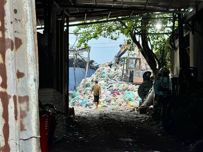 Cơ sở sản xuất nhựa xả thải trong khu dân cư gây ô nhiễm