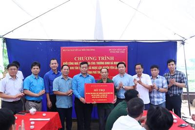Công đoàn Bộ TN&MT tặng quà gia đình chính sách