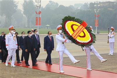 Đại biểu Quốc hội đặt vòng hoa và vào Lăng viếng Chủ tịch Hồ Chí Minh trước giờ khai mạc kỳ họp