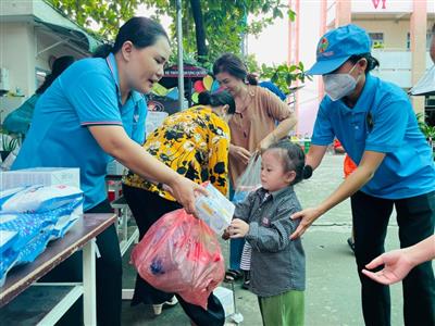 Dân gom rác đến xã đổi quà mang về