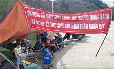 Dân lại dựng lều chặn xe tải vào cảng biển quốc tế