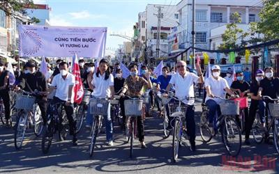 Đạp xe và trồng rừng hưởng ứng Ngày Môi trường thế giới tại Sóc Trăng