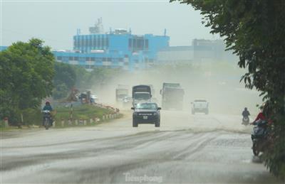 Đất đá từ xe tải rơi vãi khiến quốc lộ mưa nhầy nhụa, nắng bụi mù trời