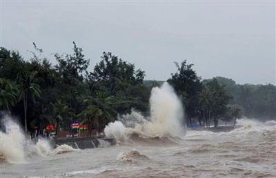 Đêm 28/11, nhiều vùng biển đề phòng sóng lớn, gió giật mạnh
