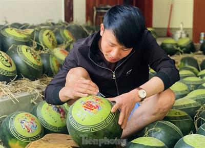 Dịch vụ khắc chữ, tạo hình trên dưa hấu hút khách ngày Tết