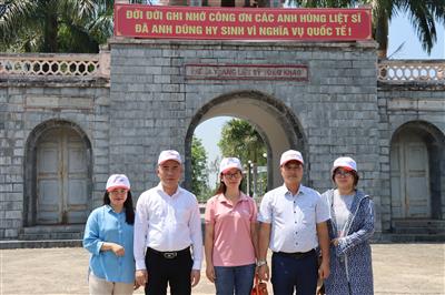 Đoàn công tác Tạp chí Tài nguyên và Môi trường dâng hương các Anh hùng liệt sĩ ở Điện Biên