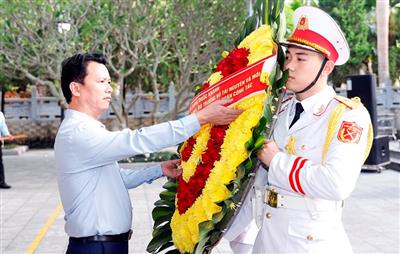 Đoàn ĐBQH khóa XV đơn vị tỉnh Hà Giang viếng các Anh hùng Liệt sỹ tại Nghĩa trang Liệt sỹ Quốc gia Vị Xuyên và Điểm cao 468