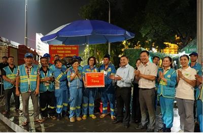 Đoàn lãnh đạo Cục Môi trường thăm, tặng quà công nhân môi trường trong dịp Đại lễ A80