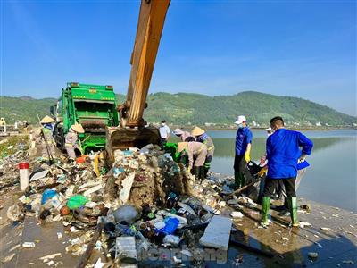 Dọn hơn 400 tấn rác thải ở Sa Huỳnh