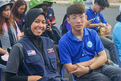 Du học sinh Malaysia cùng đoàn viên thanh niên TPHCM trồng cây, nạo vét kênh rạch