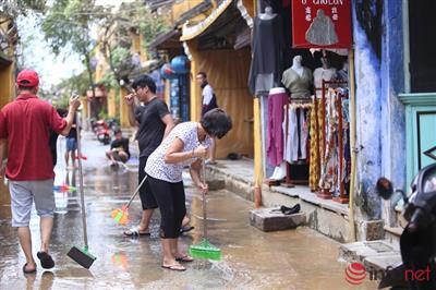 Du khách cùng người dân Hội An xắn tay dọn bùn, rác ngay khi lũ rút