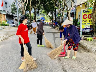 Đường sạch đẹp nhờ bàn tay phụ nữ