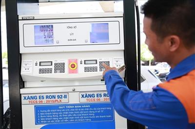 Giá xăng giảm mạnh 1.300 đồng/lít