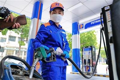 Giá xăng giảm nhẹ hơn 100 đồng/lít