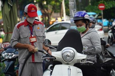 Giá xăng tăng hơn 1.000 đồng mỗi lít