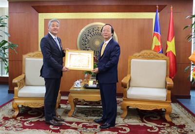 Giám đốc Khu vực Châu Á Thái Bình Dương (WEF) nhận Kỷ niệm chương vì sự nghiệp TN&MT