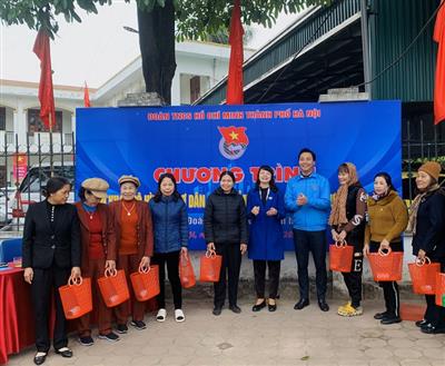 Hà Nội: Tặng làn nhựa thay thế túi nilon cho người dân đi chợ