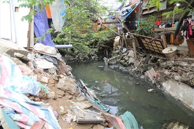 Hàng loạt mương thoát nước lộ thiên bốc mùi hôi thối tại Hà Nội