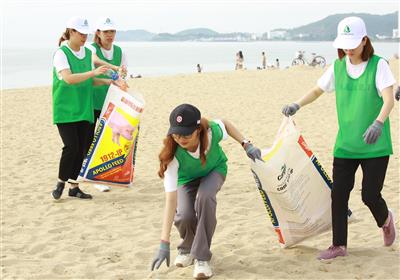 Hàng trăm bạn trẻ Khánh Hòa nhặt rác trên biển